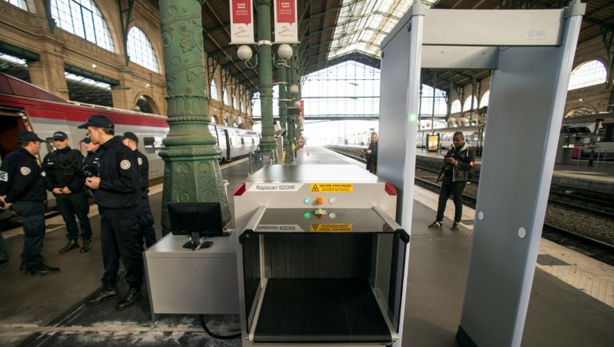 Un nouveau portique de sécurité installé Gare Du Nord à Paris, le 17 décembre 2015