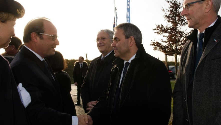 François Hollande (g) et Xavier Bertrand le 17 décembre 2015 à Neuville Saint-Vaast