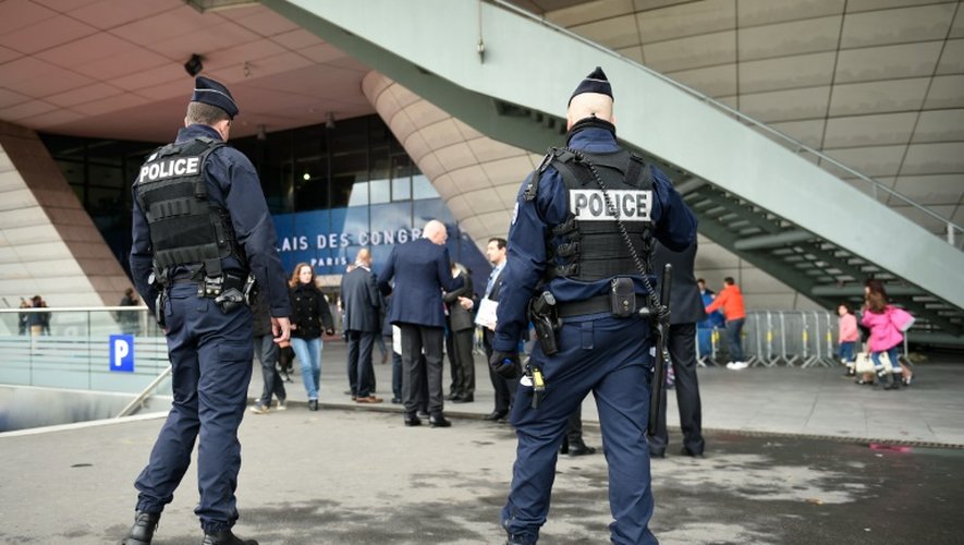 Des policiers patrouillent devant le Palais des Congrès à Paris le 12 décembre 2015