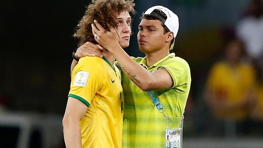 Les défenseurs brésiliens David Luiz (g) et Thiago Silva en larmes après la correction infligée par l'Allemagne en demi-finale du Mondial, le 8 juillet 2014 à Belo Horizonte