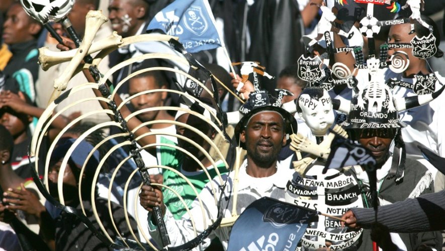 Des supporters des Orlando Pirates, le 28 avril 2007 au Ellis Park de Johannesburg lors du derby face aux Kaizer Chiefs