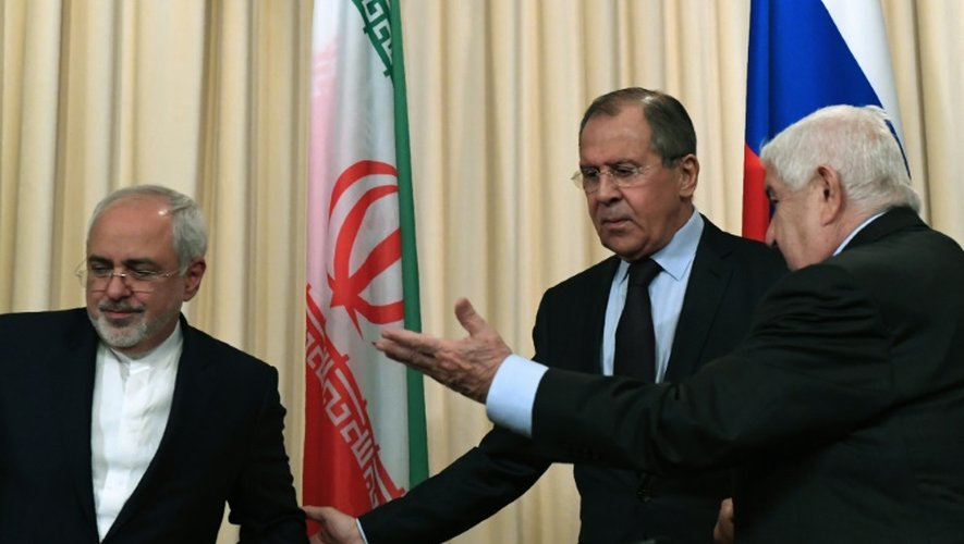 Les ministres des Affaires étrangères russe Sergueï Lavrov (c), iranien Mohammad Javad Zarif (g) et Walid Mouallem, à l'issue de leur rencontre à Moscou, le 28 octobre 2016