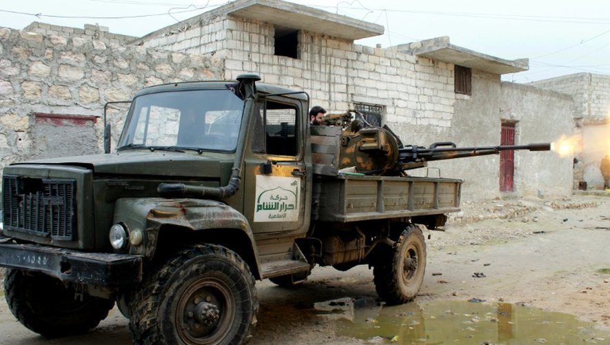 Un rebelle du groupe islamiste Ahrar al-Sham, faisant partie d'une coalition de groupes rebelles, tire sur des positions des forces gouvernementales syriennes près d'Alep, le 27 janvier 2014
