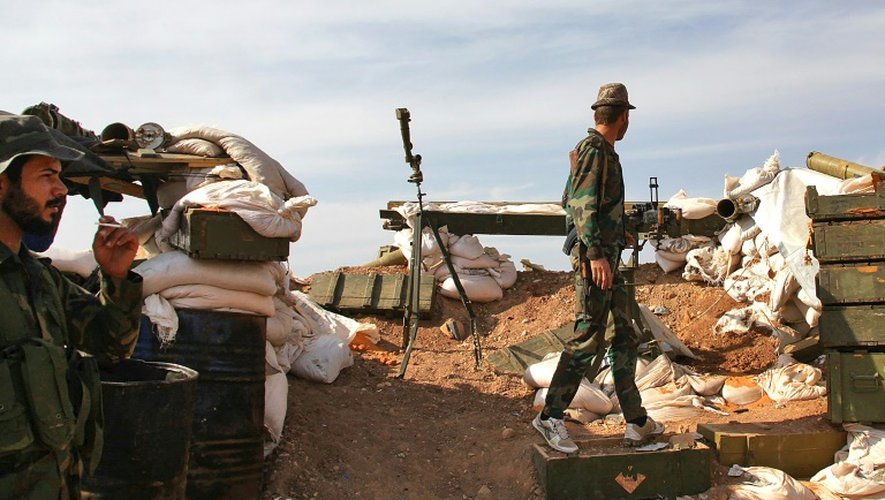 Des soldats des forces gouvernementales syriennes en position à Khan Tuman, à la périphérie de la ville rebelle d'Alep, le 25 octobre 2016
