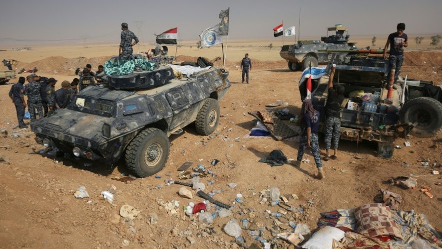 Des soldats des forces irakiennes tiennent une position près de Sin al-Dhuban, au sud de Mossoul, le 27 octobre 2016