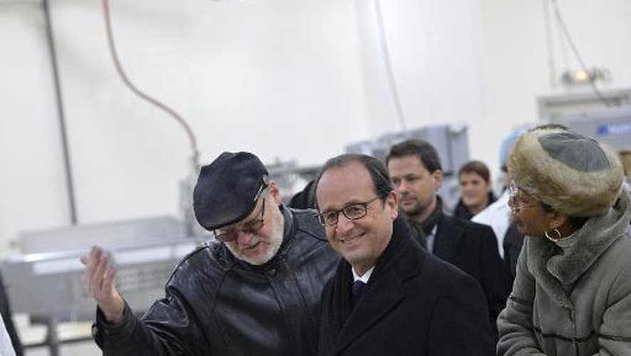 François Hollande lors d'une visite dans une pêcherie le 23 décembre 2014 à Saint-Pierre