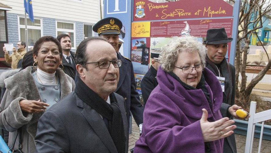 Francois Hollande entre la ministre George Pau-Langevin et la sénatrice et maire de Saint-Pierre Karine Claireaux le 23 décembre 2014 à  Saint-Pierre et Miquelon