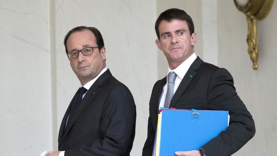 -François Hollande et Manuel Valls à la sortie du Conseil des ministres le 22 décembre 2014 à l'Elysée à Paris