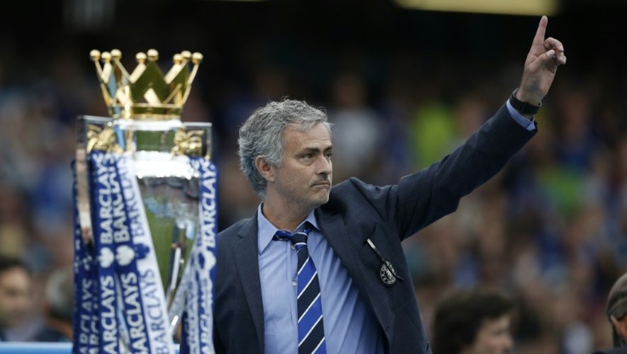 L'entraîneur de Chelsea José Mourinho avec le trophée de champion d'Angleterre, le 24 mai 2015 à Stamford Bridge