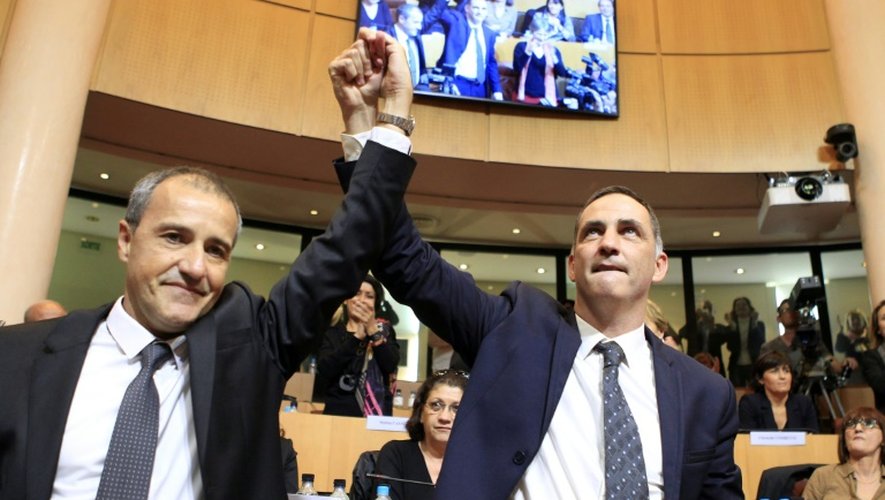 Les nationalistes Gilles Simeoni (d) et Jean-Guy Talamoni, le 17 décembre 2015, après leur élection aux instances dirigeantes de la Corse
