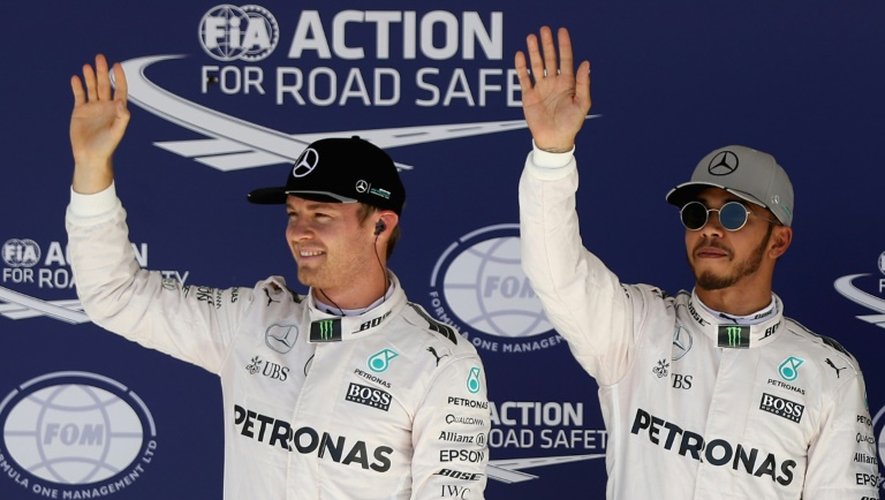 Les pilotes Mercedes Nico Rosberg et Lewis Hamilton après les qualifications du GP de F1 des USA, le 22 octobre 2016 à Austin