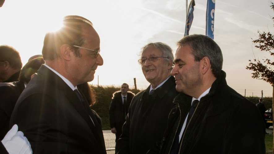 Poignée de mains entre  François Hollande et Xavier Bertrand le 17 décembre 2015 à Neuville Saint-Vaast