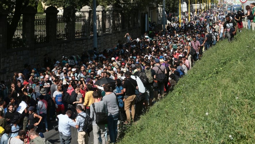 Des centaines de migrants en route vers la Hongrie le 4 septembre 2015 à Budapest
