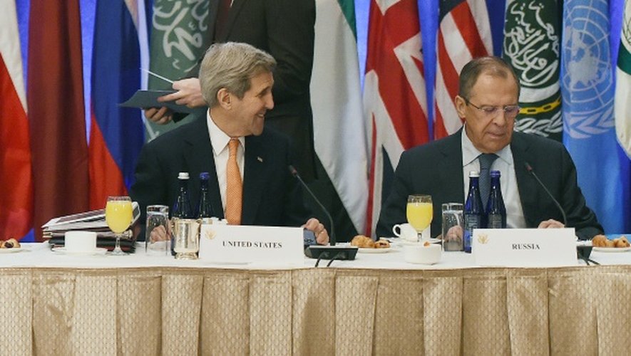 Le secrétaire d'Etat américain, John Kerry (c), entouré du secrétaire général de l'Onu, Ban Ki-moon (g) et du ministre russe des Affaires étrangères, Sergueï Lavrov, le 18 décembre 2015 à New York, pour évoquer la crise syrienne