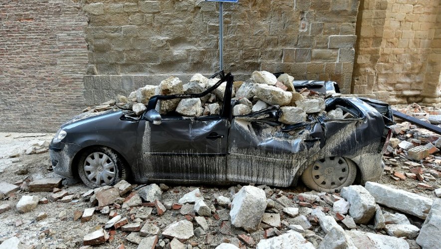 Une voiture endommagée à Camerino, en Italie, après le séisme, le 28 octobre 2016