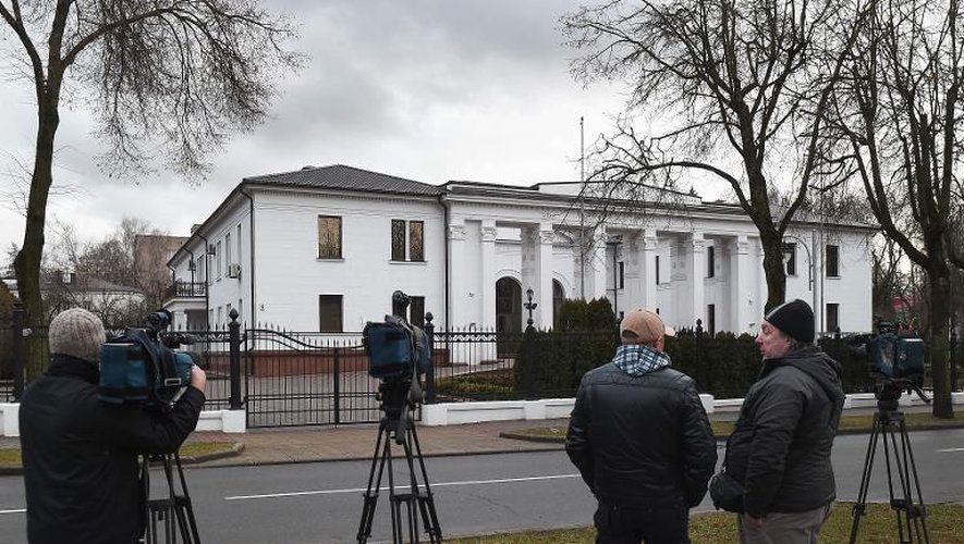 Des caméramans devant la résidence présidentielle à Minsk le 24 décembre 2014
