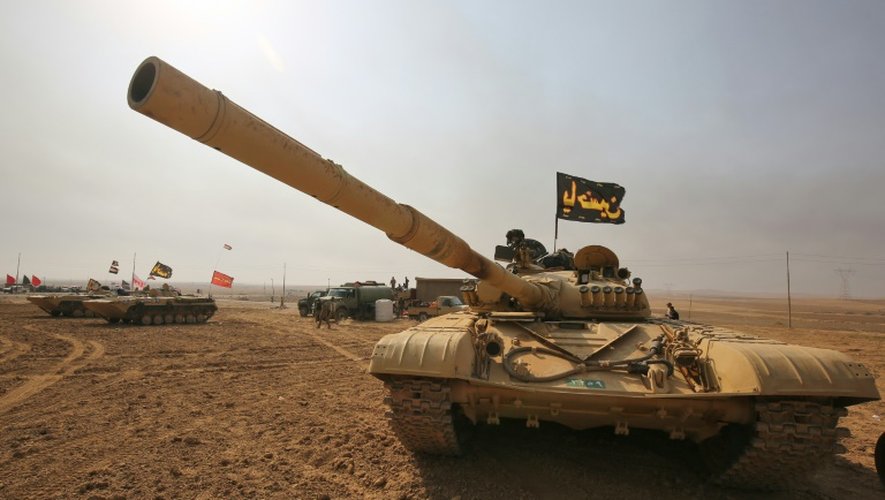 Un tank T-72 des forces armées irakiennes près du village Sin al-Dhuban, au sud de Mossoul, le 27 octobre 2016