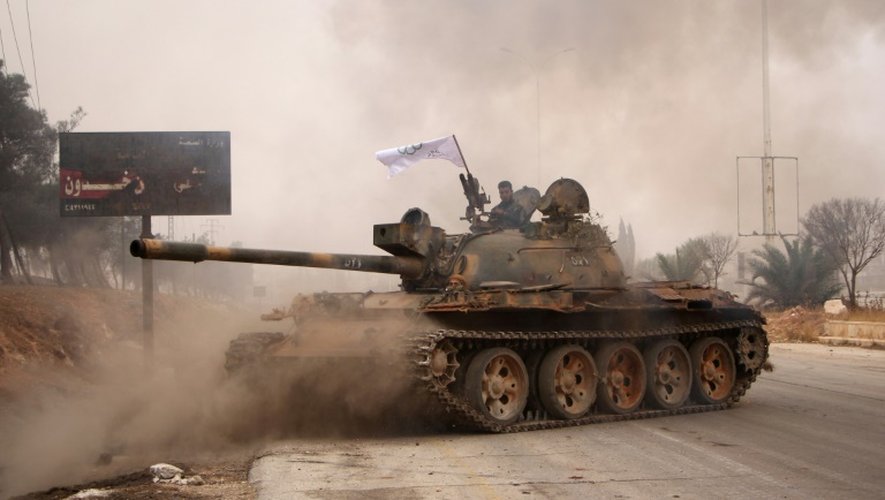 Des rebelles syriens se réclamant de l' Armée de la Conquête manoeuvrent un tank T-55 lors d'un assaut sur les forces pro-régime à Alep, le 28 octobre 2016