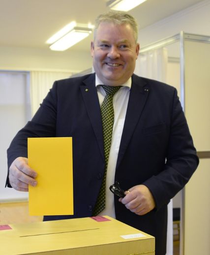 Le Premier ministre islandais Sigurdur Ingi Johannsson vote à Fludir, en Islande, lors de législatives anticipées, le 29 octobre 2016
