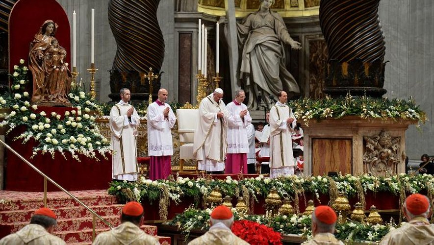 Le pape François célèbre la messe de minuit à la Basilique Saint Pierre au Vatican le 24 décembre 2014