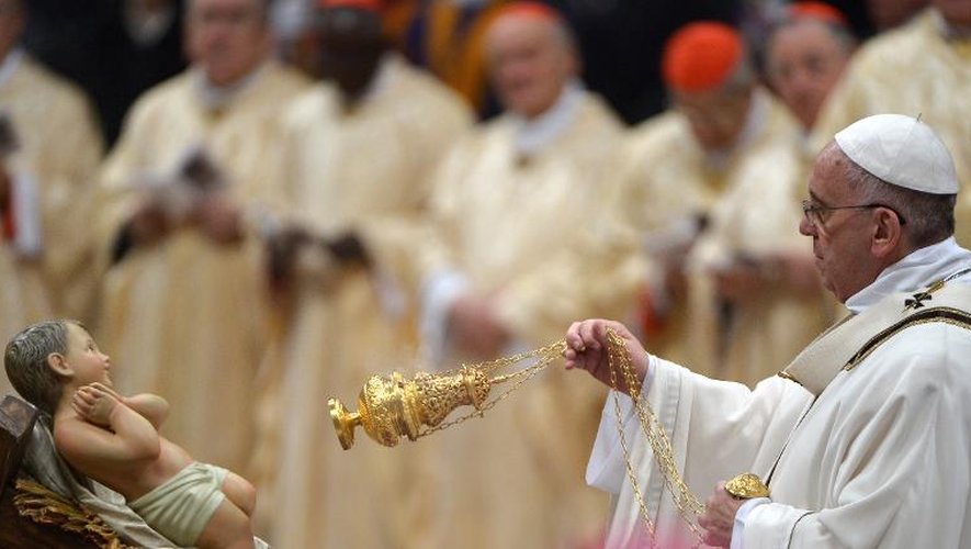 Le pape François diffuse de l'encens sur l'enfant Jésus lors de la messe de minuit à la Basilique Saint Pierre au Vatican le 24 décembre 2014