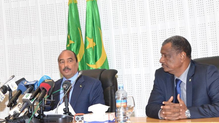 Le président mauritanien Mohamed Ould Abdel Aziz (g) à une conférence de presse, lors d'un sommet sur la sécurité du Sahel, au côté du Nigérien secrétaire général du G5 du Sahel Najim El Hadj Mohamed le 19 décembre 2014 à Nouakchott (Mauritanie)