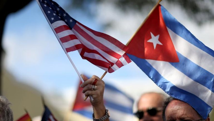 Des opposants à l'annonce de Barack Obama sur le rapprochement diplomatique, entre les Etats-Unis et Cuba, protestent drapeaux en main à Miami le 20 décembre 2014