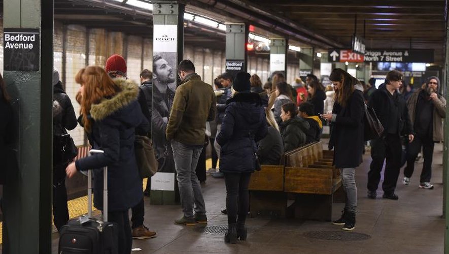Les new-yorkais attendent le métro à la station Bedford avenue le 22 décembre 2014