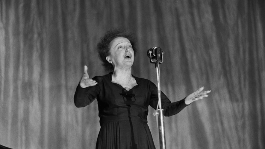 La chanteuse Edith Piaf le 30 décembre 1960 à l'Olympia à Paris