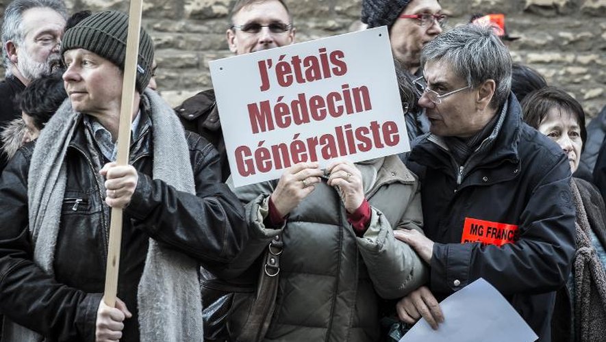Des médecins manifestent à Lyon le 23 décembre 2014 pour demander entre autres une hausse du prix des consultations