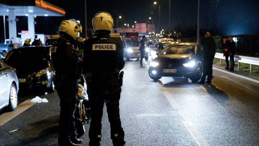 Des chauffeurs VTC en grève rassemblés le 18 décembre 2015  aux abords de l'aéroport  aéroport Charles de Gaulle à  Roissy
