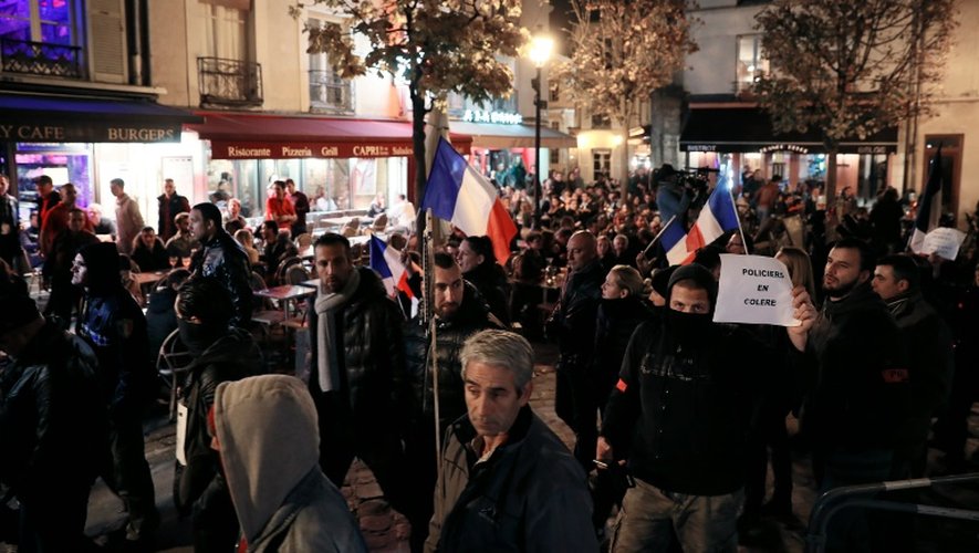 Des policiers manifestent, le 28 octobre 2016 à Versailles