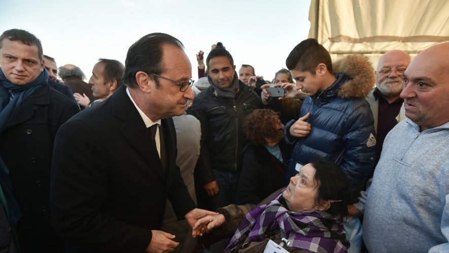 François Hollande avec  Violette Gureme, une ancienne internée, le 29 octobre 2016 à Montreuil-Bellay