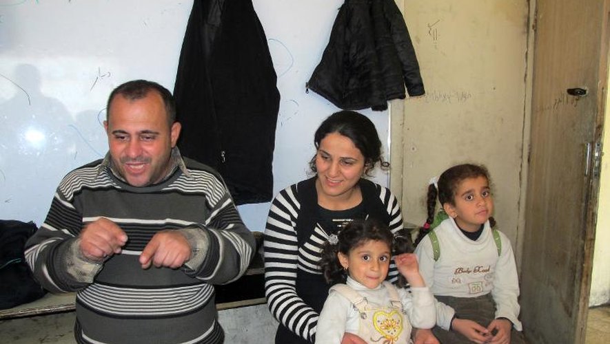 Une famille de chrétiens chaldéens ayant fui les persécutions de l'EI a trouvé refuge dans une salle de classe près d'une église à Bagdad (Irak) le 23 décembre 2014