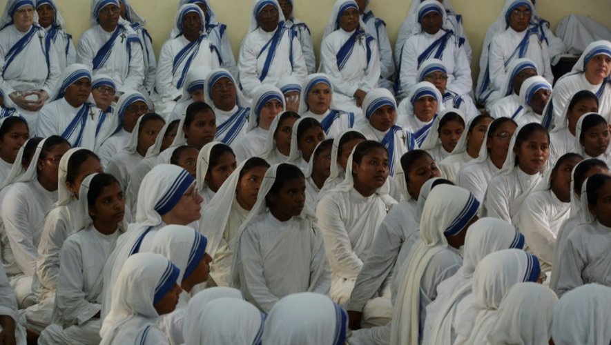 Des religieuses de l'ordre des Missionnaires de la Charité lors d'une messe à Calcutta le 26 août 2015