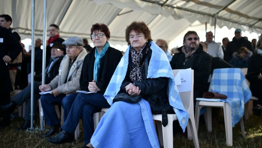 Des personnes lors de l'hommage rendu par François Hollande aux Tziganes internés sous Vichy, le 29 octobre 2016 à Montreuil-Bellay