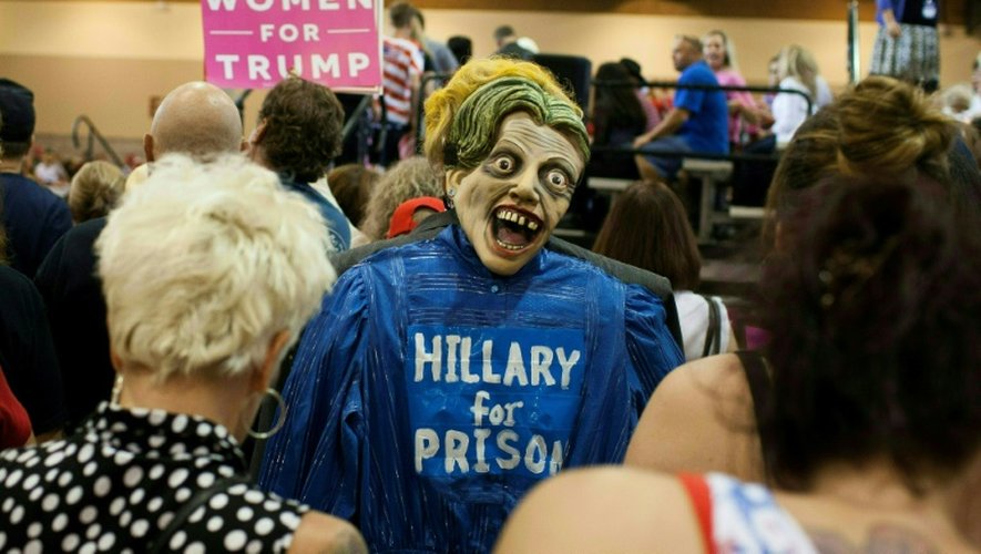 Un supporteur de Trump déguisé en Hillary Clinton et portant un masque de zombie dans le dos participe à un rassemblent répunlicain  à Phoenix, Arizona le 29 octobre 2016