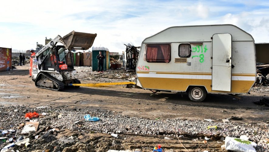 Retrait d'une caravane dans le cadre du démantèlement de la Jungle de Calais, le 27 octobre 2016