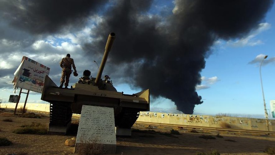 Un militaire libyen sur tank à Benghazi où des combats opposent l'armée à des islamistes, le 23 décembre 2014