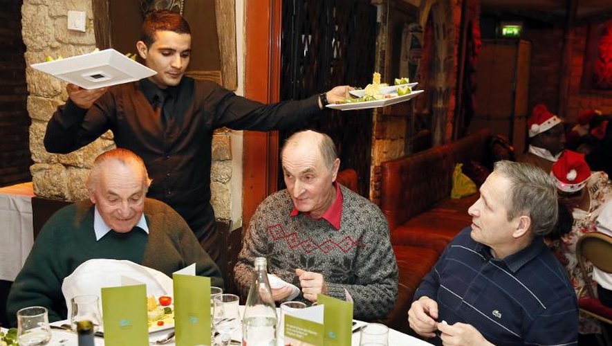 Des convives lors d'un repas organisé par l'association Les Petits Frères des Pauvres, le 25 décembre 2014 à Paris