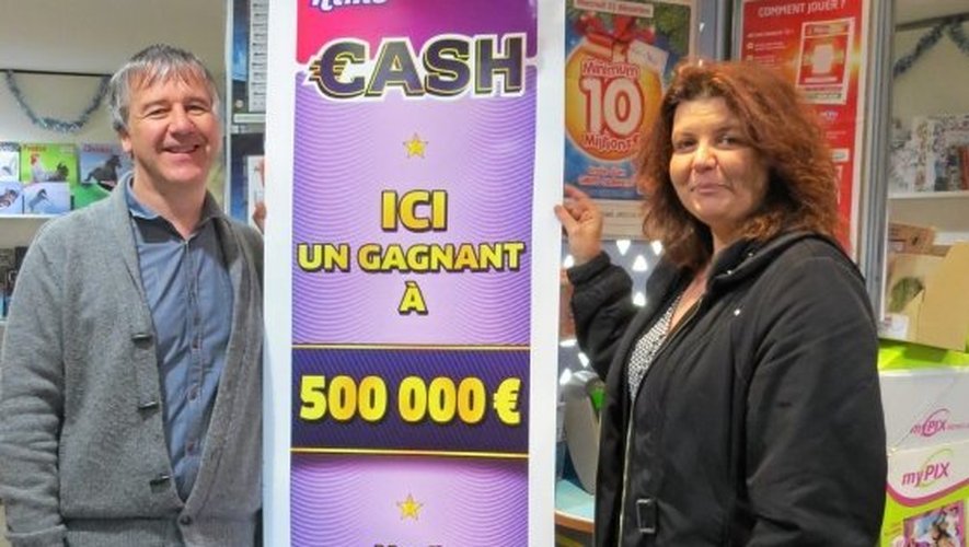 Christian Bouloc (Maison de la Presse ) et une représentante de la Française des jeux avant de remettre le chèque de 500 000€.