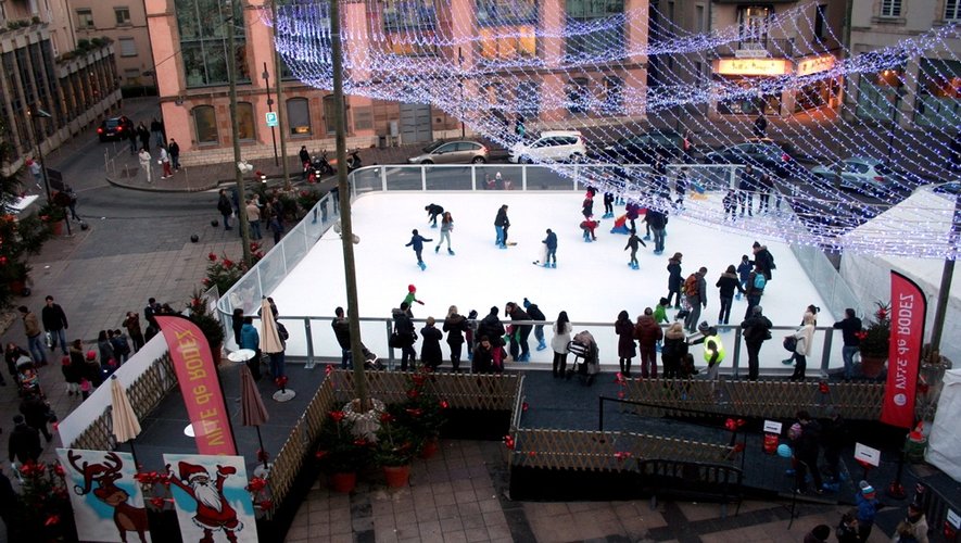 La patinoire synthétique, devant la mairie, reste ouverte jusqu'au 4 janvier.