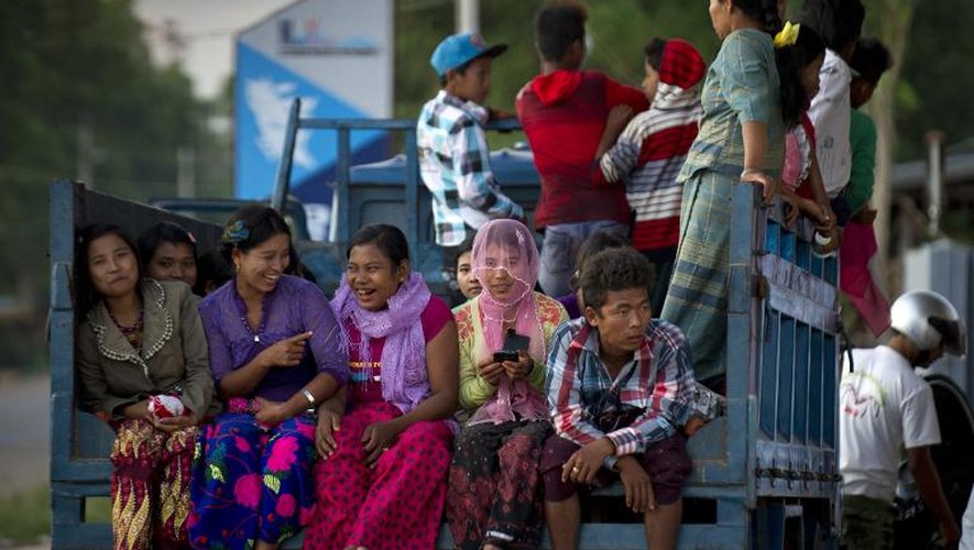 Des fidèles rentrent chez eux après une messe à Loikaw (Birmanie) le 12 octobre 2014