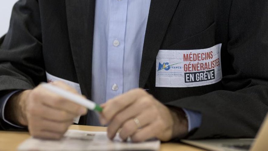 Un médecin généraliste en grève lors d'une conférence de presse le 23 décembre 2014 à Paris