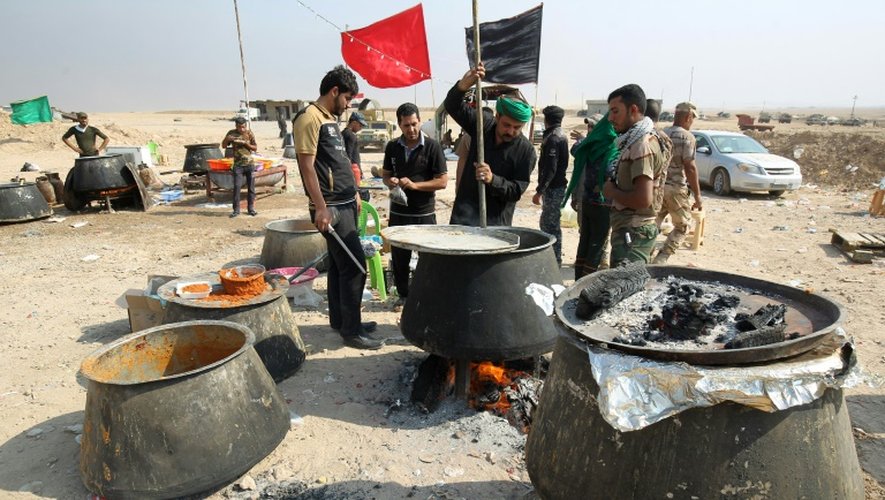 Des volontaires font de la cuisine pour les troupes irakiennes mobilisées sur le front sud à  Al Qayyarah, en Irak, le 28 octobre 2016