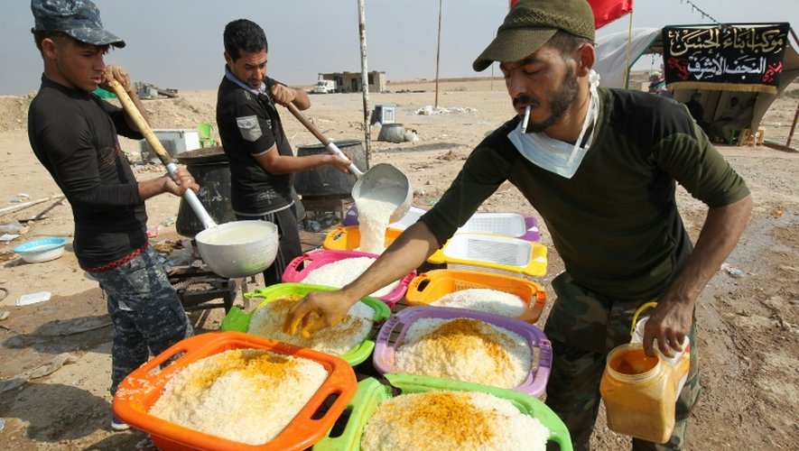 Des Irakiens préparent de la nourriture pour les forces déployées à Al Qayyarah, u sud de Mossoul en Irak, le 28 octobre 2016