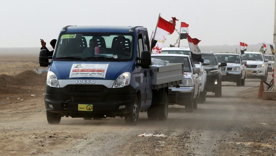 Un convoi apporte de la nourriture aux troupes déployées au sud de Mossoul, en Irak, le 20 octobre 2016
