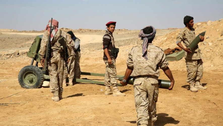 Des milices armées du Comité Populaire de Résistance, alliés des forces loyalistes, à Sirwah au Yémen, le 18 décembre 2015