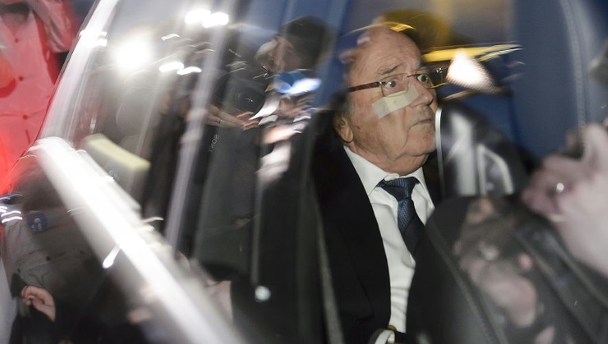 Joseph Blatter, président suspendu de la FIFA, à sa sortie du siège de l'instance après son autition, le 17 décembre 2015 à Zurich