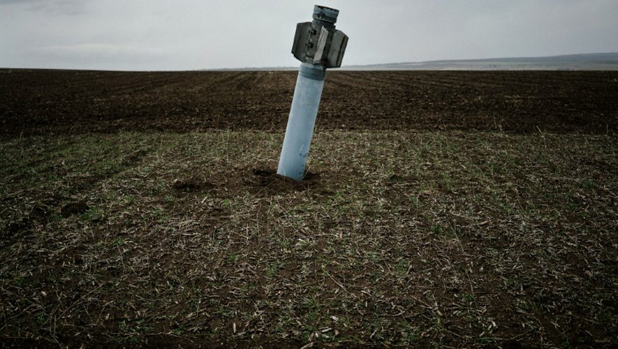 Une roquette non-explosée, près du village ukrainien de Dmitrivka, le 7 avril 2015